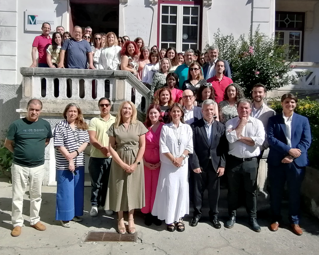 Foto geral com convidados da tomada de posse do Conselho Geral do ISMT para o Biénio 2025-2026