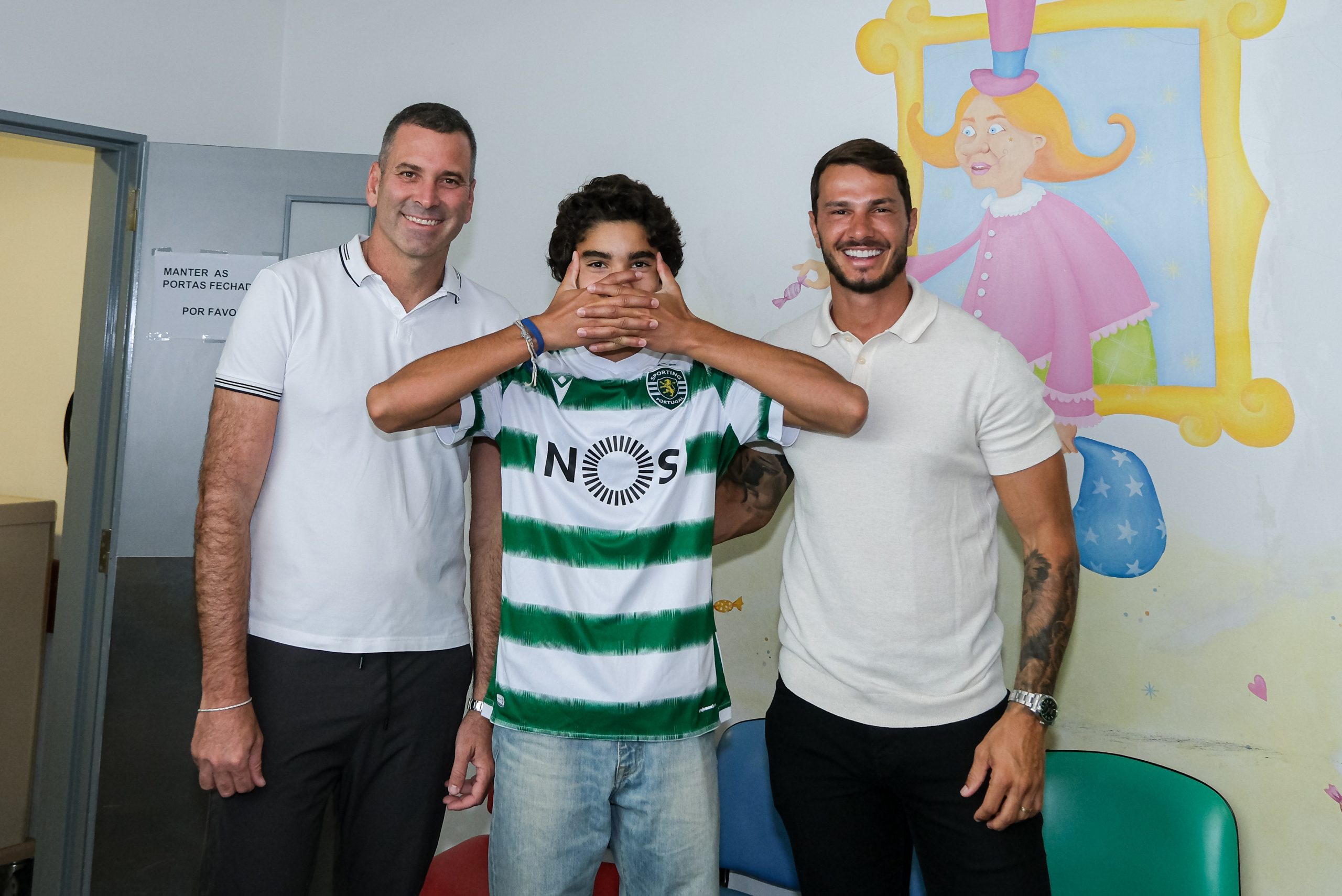 “Esta Bata Tem Poderes” leva alegria do futebol ao Hospital de S. Francisco Xavier