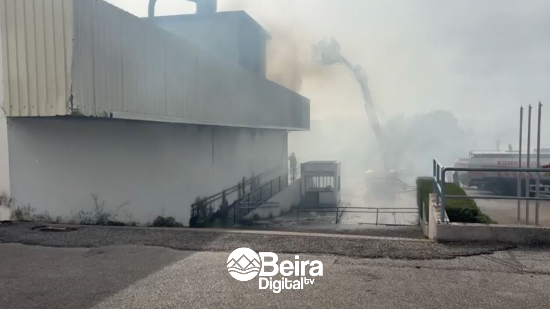 Incêndio destrói totalmente recheio e viatura da ARCIL Madeiras na Lousã (c/ vídeo)