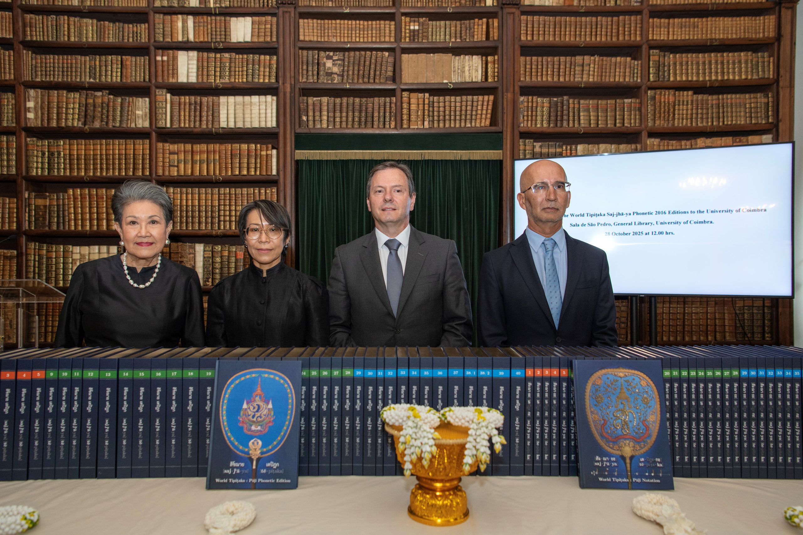 Biblioteca Geral da UC recebe doação tailandesa de 80 volumes da obra sagrada do budismo