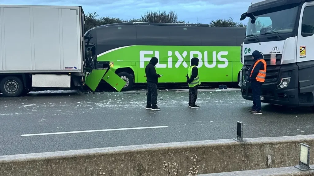 Autocarro português envolvido em acidente grave com 100 carros em França, há dois mortos