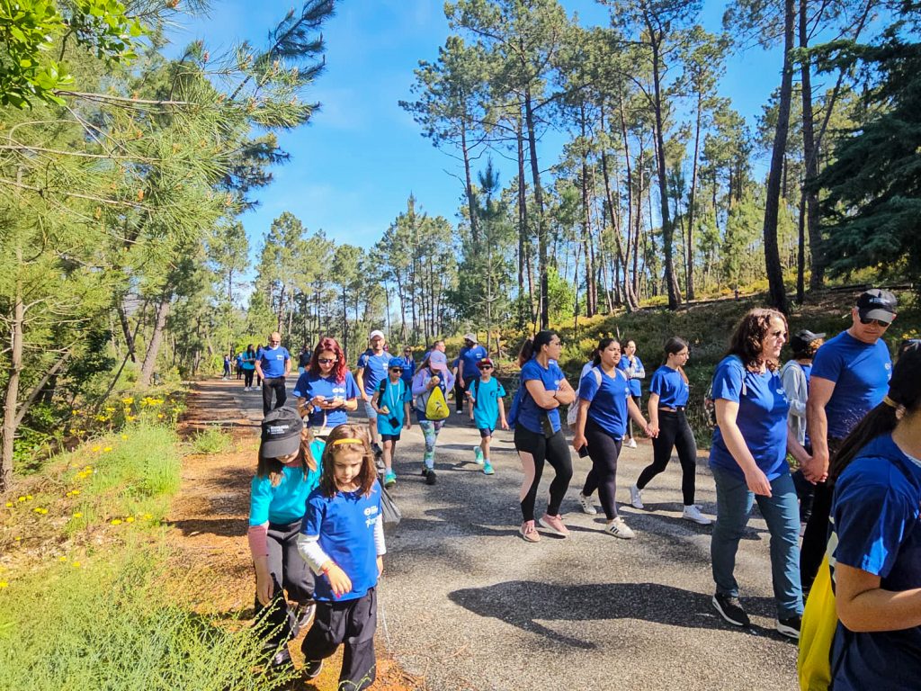 De mãos dadas pelo futuro das crianças numa caminhada que junta famílias em Santa Luzia @CM Pampilhosa da Serra
