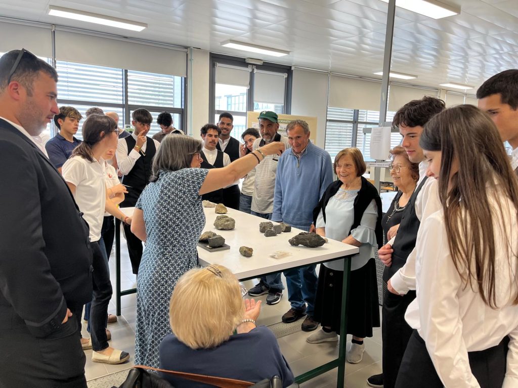 Aula laboratorial sobre rochas e minerais promove partilha de conhecimento entre gerações no Politécnico de Leiria @IPL
