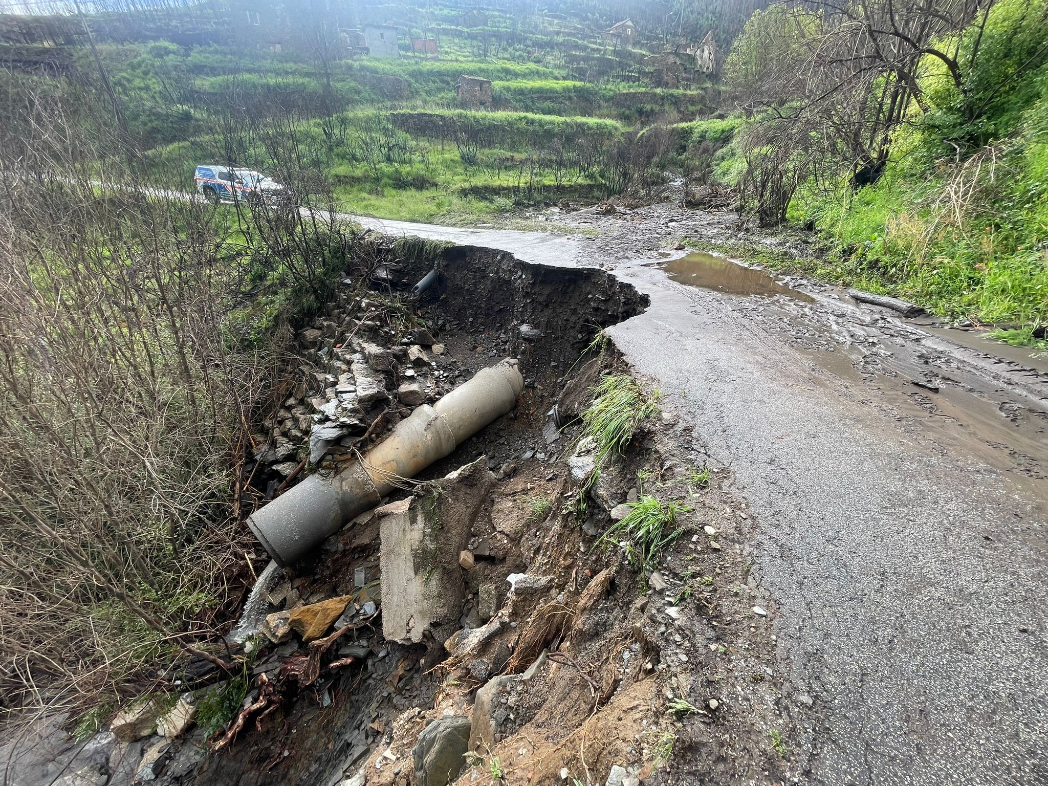 Deslizamentos de terras afetam habitações e provocam colapso de estrada em Oliveira do Hospital @CM Oliveira do Hospital