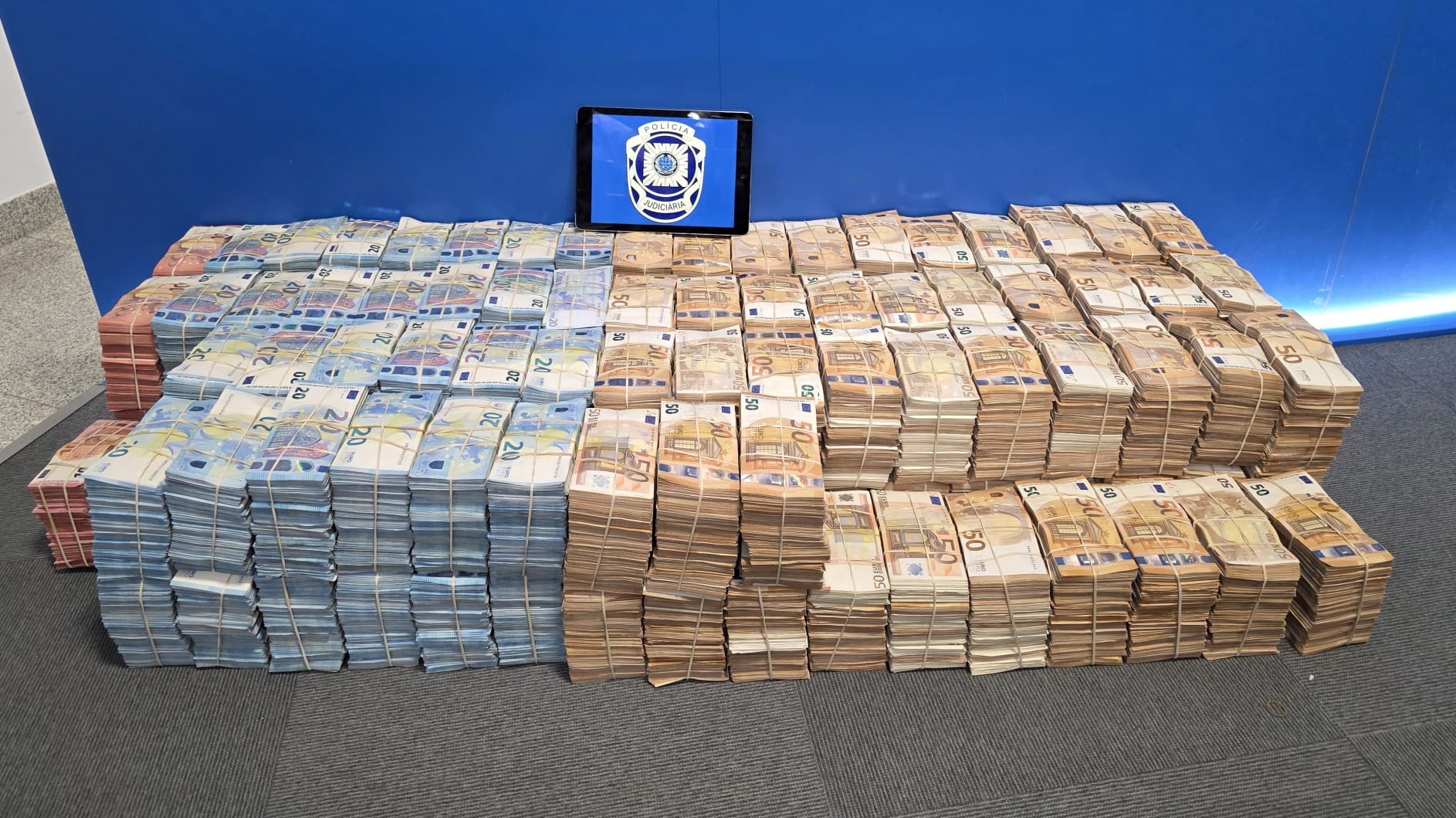 Um detido e 4,8 milhões de euros apreendidos em operação "Teia Branca II" @Polícia Judiciária