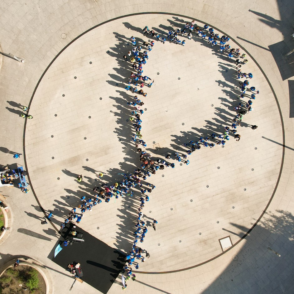 São João da Madeira forma laço azul humano para assinalar prevenção dos maus-tratos na infância @CM São João da Madeira