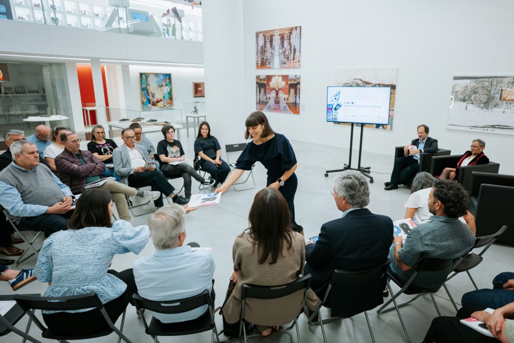 Catálogo da exposição “Metamorfoses dos Plásticos" apresentado no Museu do Calçado @CM São João da Madeira
