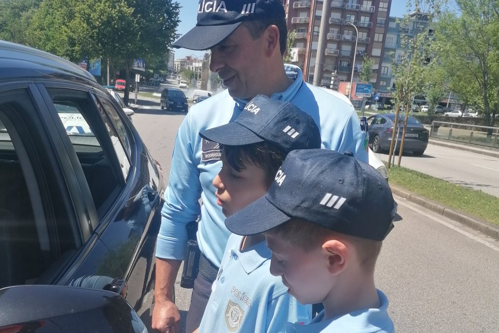 Crianças são “polícias por uma hora” para sensibilizar condutores em São João da Madeira @CM São João da Madeira