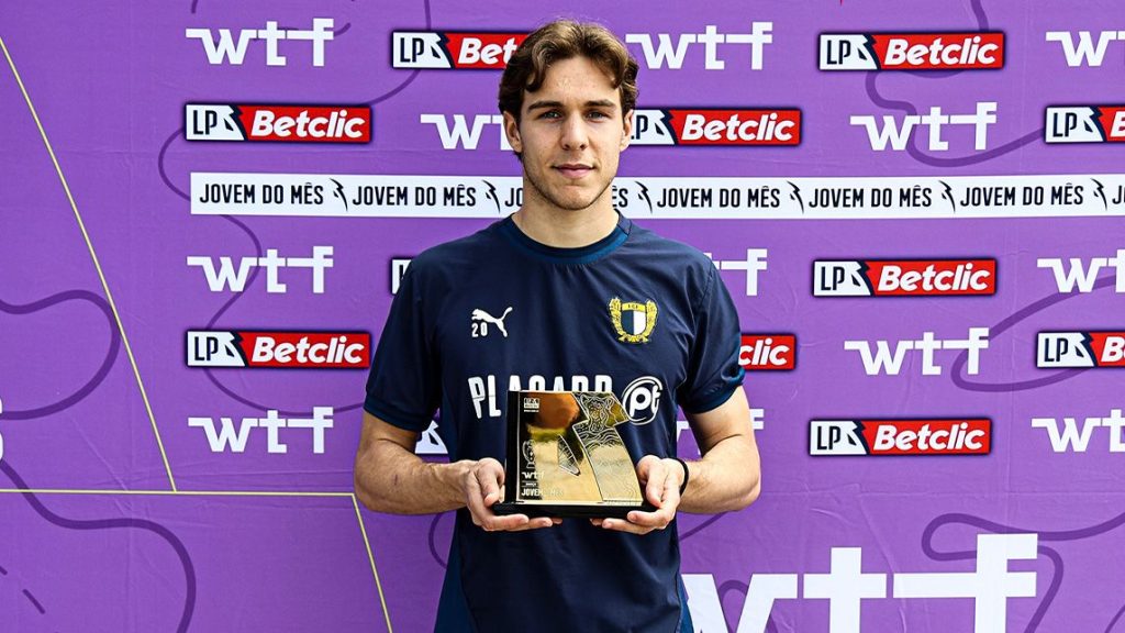 Gustavo Sá médio e capitão do FC Famalicão recebeu o prémio WTF Jovem do Mês de março @Liga Portugal