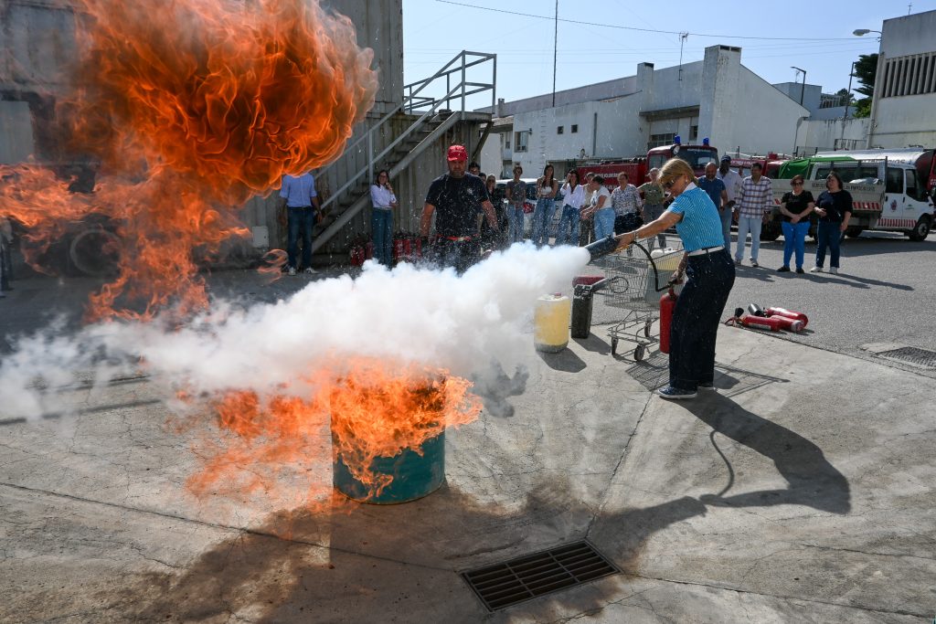 Trabalhadores do Município de Montemor-o-Velho reforçam competências em segurança com formação prática sobre uso de extintores @CM Montemor-o-Velhi