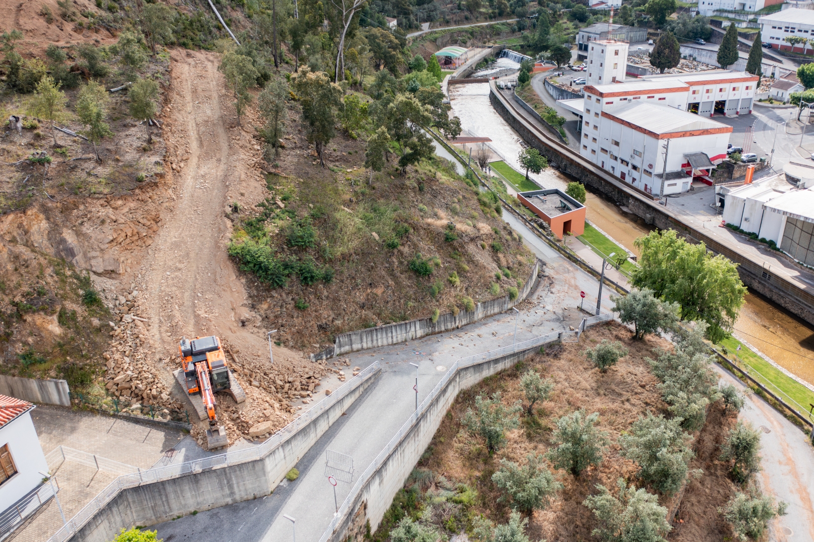 Obras de estabilização do talude na Rua do Pombal já arrancaram - Pampilhosa da Serra @CM Pampilhosa da Serra