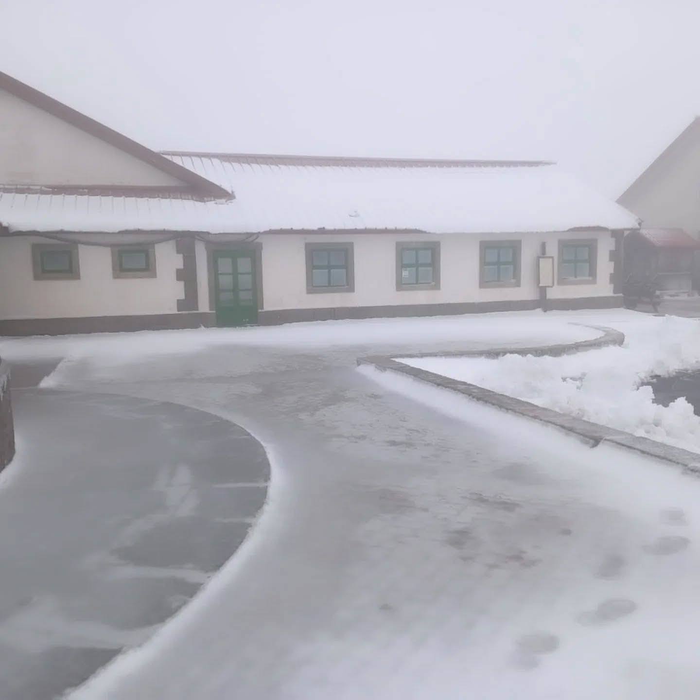 Serra da Estrela com neve em pleno mês de maio @Covilhã Cidade Neve