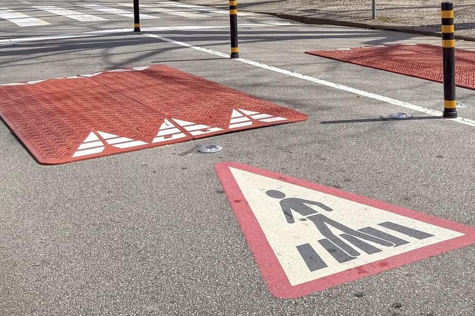 Novas "Almofadas Redutoras de Velocidade" começaram a ser instaladas em São João da Madeira @CM São João da Madeira