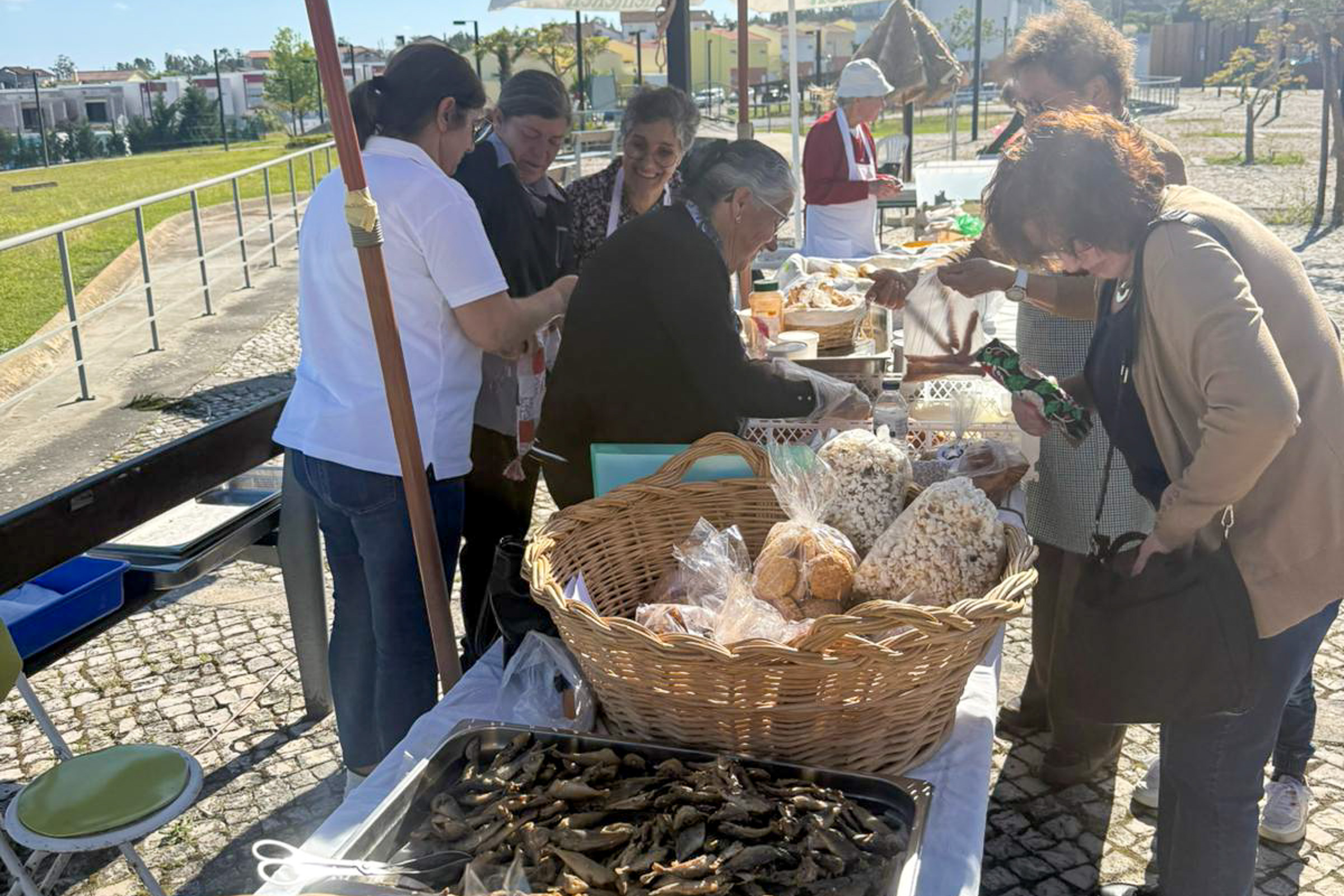 Feira Solidária e de Artesanato reforçou espírito de comunidade na Carapinheira @CM Montemor-o-Velho
