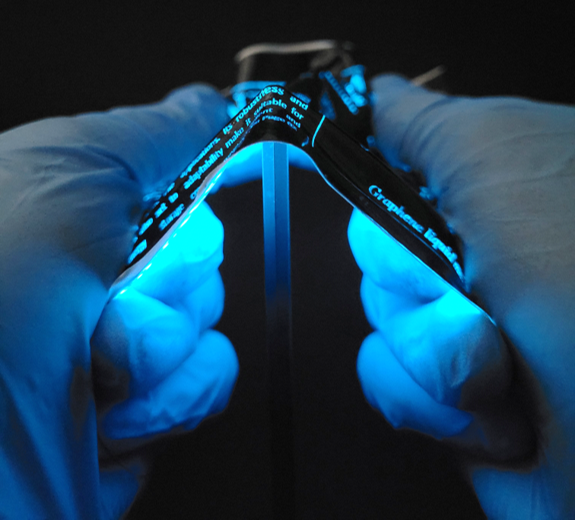 Investigadores da Universidade de Coimbra desenvolvem tecnologia para criar ecrãs flexíveis que dobram e esticam sem se partir @FCTUC