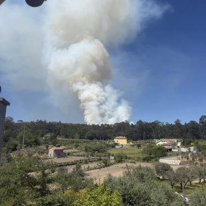 Incêndio em Rio de Moinhos é combatido por três meios aéreos @Rio de Moinhos