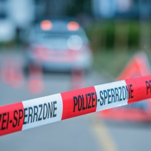 Português de 59 anos morre após ser atingido por viga metálica na Suíça @Kantonspolizei Zurique