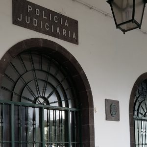 Polícia Judiciária dos Açores detém estrangeira com mais de dois quilos de heroína @PJ