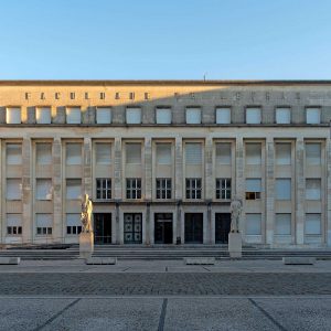 fachada. faculdade de letras 
@uc